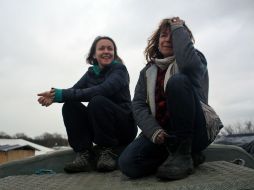 Liz Clegg (d) recibe un mensaje donde Ahmed le decía que se encontraba en un contenedor y se estaba asfixiando. AP / T. Camus