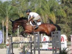 Diego Romo, en lomos de 'Havanna', se adjudicó la moña verde al primer lugar en la prueba estelar de 1.30 metros. EL INFORMADOR / F. Atilano