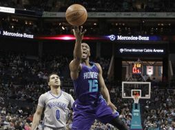 El jugador de los Hornets de Charlotte, Kemba Walker (#15), dispara en el juego de ayer ante Brooklyn. AP / C. Burton