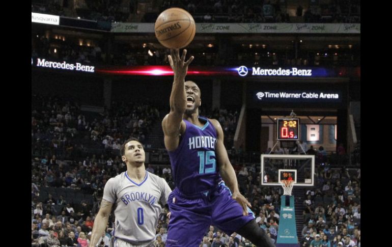 El jugador de los Hornets de Charlotte, Kemba Walker (#15), dispara en el juego de ayer ante Brooklyn. AP / C. Burton
