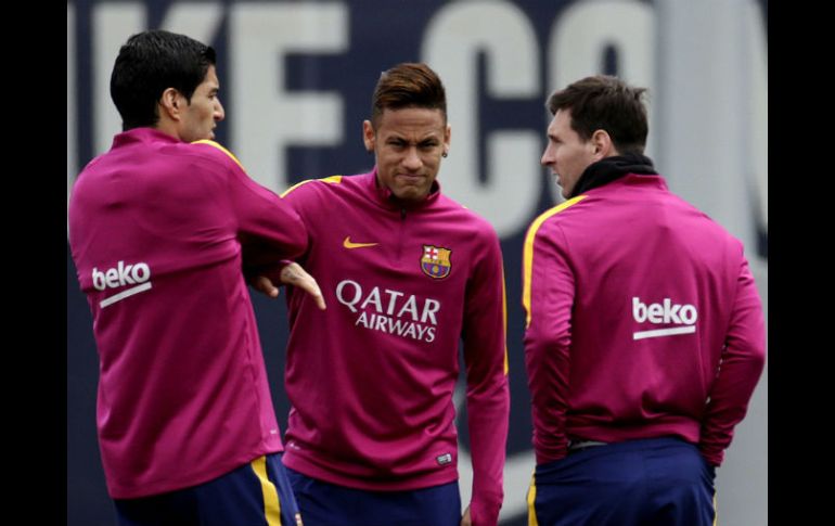 Neymar, aquí flanqueado por Luis Suárez y Lionel Messi, en la práctica del Barcelona con miras a la visita a la Real Sociedad. EFE / A. Estévez