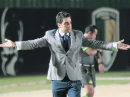 El director técnico, Michel Leaño, dando instrucciones a sus jugadores del Venados FC. ESPECIAL / Periódico Capital
