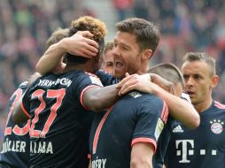 Xabi Alonso felicita a David Alaba, el autor del primer gol a favor del Bayern Munich. EFE / M. Murat