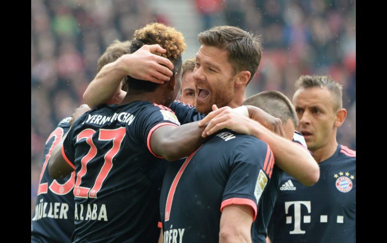 Xabi Alonso felicita a David Alaba, el autor del primer gol a favor del Bayern Munich. EFE / M. Murat