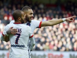 Lucas Moura (izq) es celebrado tras una de sus anotaciones. AFP / L. Venance