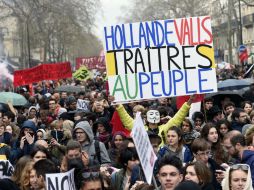 También se registraron hechos violentos en la plaza de la República, donde un vehículo fue incendiado. AFP / M. Medina