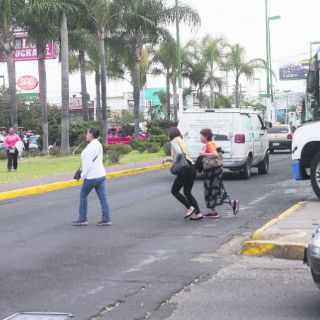 Peatones sufren por vuelta continua en ZMG