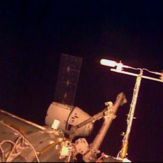 La cápsula Dragon de SpaceX llega a la EEI