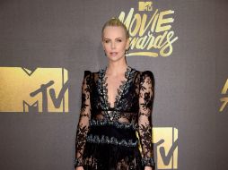 Charlize Theron gana el primer premio de la noche: mejor interpretación femenina por 'Mad Max'. AFP / F. Harrison