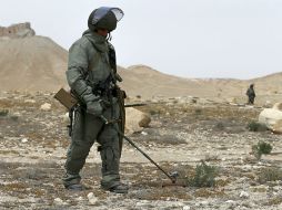 Soldado ruso busca minas de explosión después de los conflictos sucedidos en Siria AP / S. Hamed