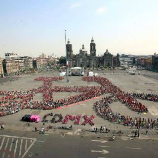 Crean monumental bicicleta humana en el Zócalo