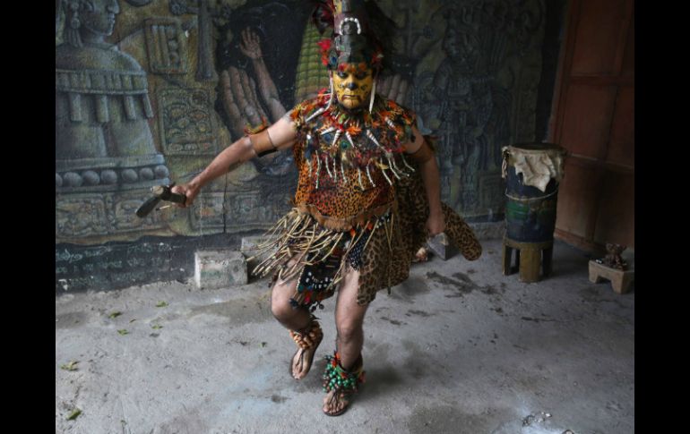 El sacerdote maya, Francisco Matos Campos, explica que en otros países crece el interés por los enlaces matrimoniales mayas. NTX / H. Borges