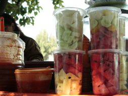 Se deben lavar con agua y jabón o desinfectar todas las frutas y verduras. EL INFORMADOR / ARCHIVO