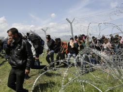 Los enfrentamientos comenzaron poco después de que unas 500 personas se reunieran en la valla. AP / A. Emric