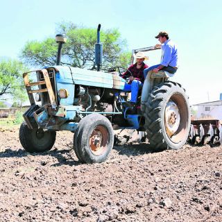 Alumnos ponen en práctica sus técnicas agropecuarias