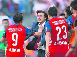 Omar Bravo (#9) festeja con Matías Almeyda el tanto que firmó la goleada y una tarde redonda para el Rebaño en Puebla. MEXSPORT /