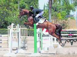 Triunfador. El binomio formado por Martín Jiménez y “Country Girl” durante el recorrido de ayer en el Guadalajara Jockey Club. EL INFORMADOR / M. Vargas