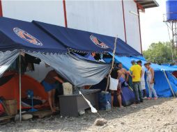 A su paso por Panamá, los migrantes reciben ayuda humanitaria en los albergues proporcionados en la frontera con Costa Rica. EFE / M. Rosario