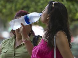 Se debe de beber suficiente agua durante el día para prevenir alguna infección en las vías urinarias. EL INFORMADOR / ARCHIVO