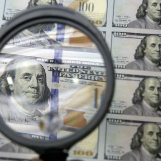 Dólar retrocede, cotiza por abajo de los 18 pesos