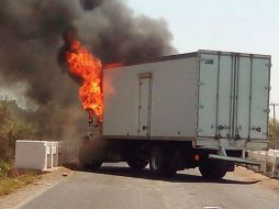 Los bloqueos se localizaron en comunidades donde se presume que arrancará el operativo de detención de autodefensas. SUN / C. Arrieta