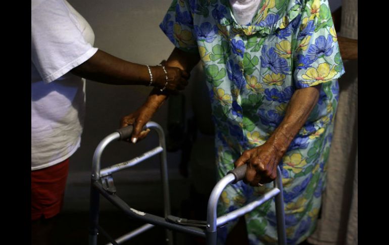 Se usa un dispositivo implantado para enviar estimulación eléctrica a áreas del cerebro que controlan el movimiento. AP / ARCHIVO