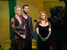 Más de un millón de asistentes prefirieron ver a Chris Hemsworth, Charlize Theron y Emily Blunt, que la nueva entrega de DC Comics. AFP / K. Djansezian