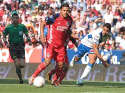 El defensa Patricio Araujo es suspendido por impedir con mano intencionada un gol. AFP / ARCHIVO
