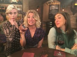 Kaley Cuoco gana un millón de dólares por episodio según el contrato que firmó en 2014; Mayim Bialik recibe cien mil. TWITTER / Mayim Bialik