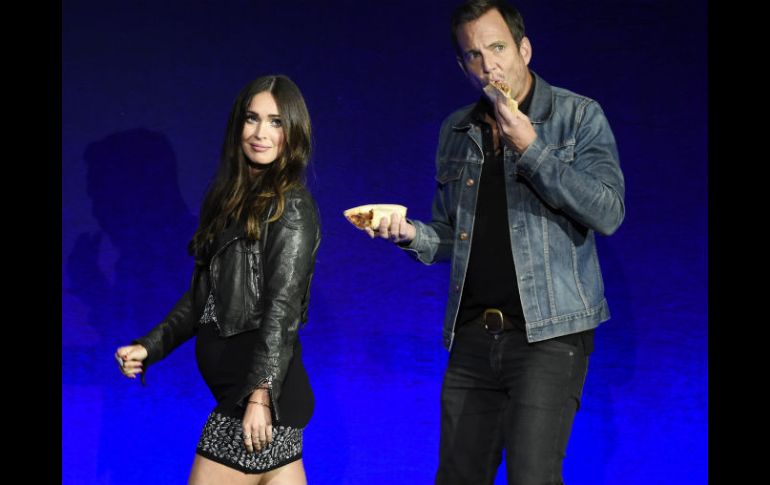 A Fox se le vio desfilar por el encuentro luciendo un ajustado vestido negro. AP / C. Pizzello