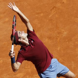 Tras cirugía, Federer vuelve con triunfo en Montecarlo