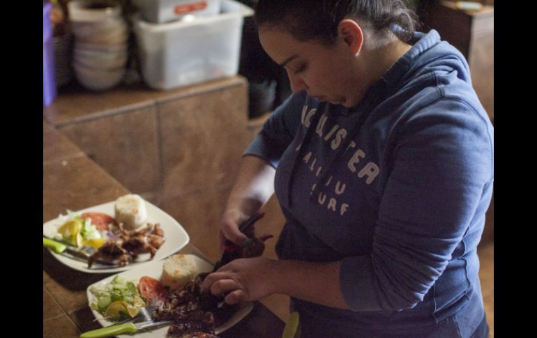 Los síntomas de este problema alimenticio son comer grandes cantidades de comida a solas y sin sensación de hambre. EL INFORMADOR / ARCHIVO