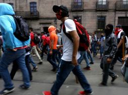En el lugar, los estudiantes incendiaron la camioneta de una empresa repartidora, una patrulla, así como otro vehículo más. SUN / ARCHIVO