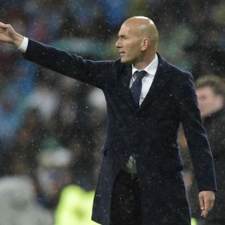 Zidane rompe su pantalón durante partido