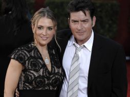 La ex esposa de Sheen busca una autorización legal para obtener el dinero del banco antes de que él vacíe su cuenta. AP / ARCHIVO