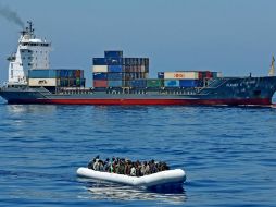 Tan sólo este martes fueron salvados dos mil 154 inmigrantes en 17 distintas operaciones. AP / ARCHIVO