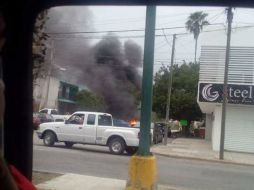 Cómplices de los delincuentes incendiaron vehículos para dificultar la persecución. ESPECIAL /