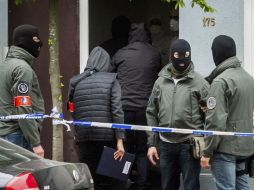Agentes de policía catean una vivienda como parte de las operaciones de búsqueda en el distrito de Uccle. EFE / E. Lecocq