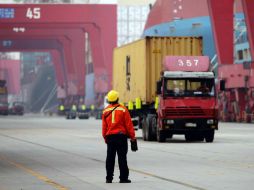 Catorce de los obreros resultaron heridos y 69 escaparon ilesos; más de 200 bomberos participan en las labores de rescate. AFP / STR