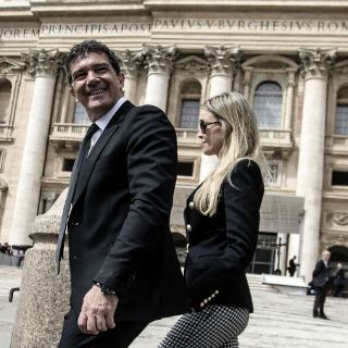 El Papa Francisco saluda a Antonio Banderas