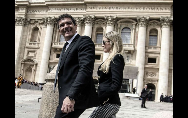 Antonio Banderas y su novia Nicole Kimpel llegan a la plaza de San Pedro para asistir a la Audiencia General de los Miércoles. EFE / A. Carconi