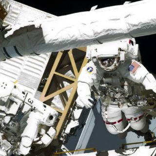 Elevan órbita de EEI para facilitar vuelta de la nave Soyuz TMA-19M