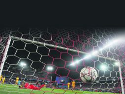 Marc-André ter Stegen se lanza cuan largo es, pero no pudo evitar la anotación de Antoine Griezmann. EFE /