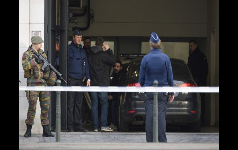 Abrini arriba, en medio de un operativo de seguridad, a la Corte de Bruselas para declarar. AFP / J. Thys