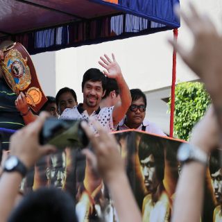 Pacquiao recorre Manila en una carroza ante cientos de admiradores