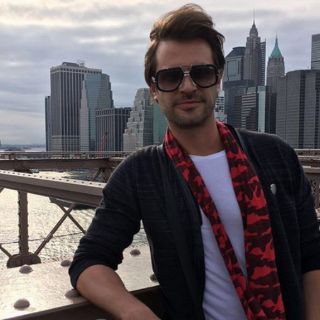 Captan a Mark Tacher con nueva pareja