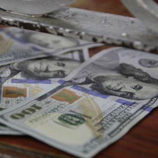 Dólar baja, se vende en 17.70 pesos en bancos de la capital mexicana