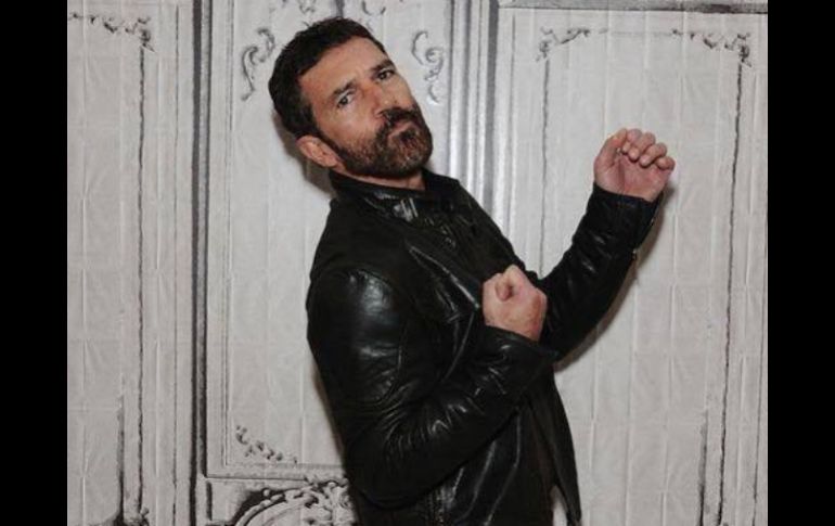 La cinta en la que aparecerá Banderas se basará en la película francesa 'Papillon Noir'. TWITTER / @antoniobanderas