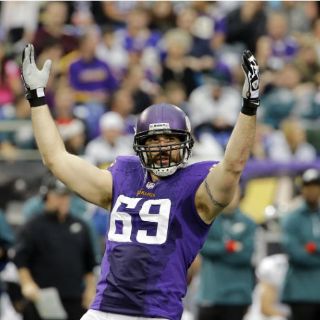 Jared Allen firma fugaz contrato para retirarse con Vikingos