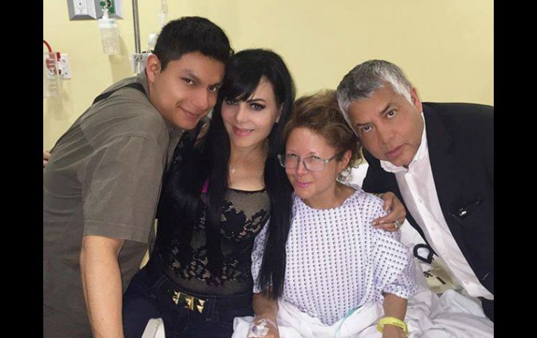 Maribel Guardia compartió una fotografía con Campillo, su hijo y el diseñador Mitzy. FACEBOOK / Maribel Guardia